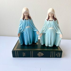 Vintage religious figurine (praying)